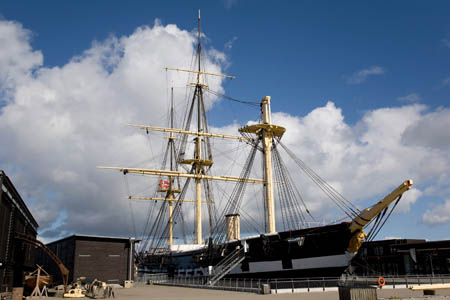 Fregatten Jylland - værksteder til venstre i billedet