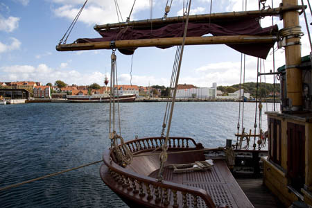 Havnen i Ebeltoft - i baggrunden fyrskibet samt glasmuseet
