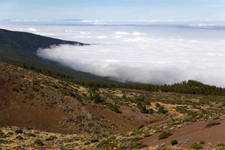 Orotava-dalen dækket af skyer - i baggrunden ses La Palma stikke op