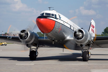 DC-3'en på vej hen til tankning af brændstof