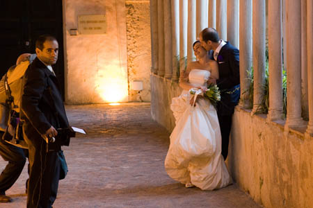 Ravello, et nygift par f&aring;r taget billeder i Villa Rufolo